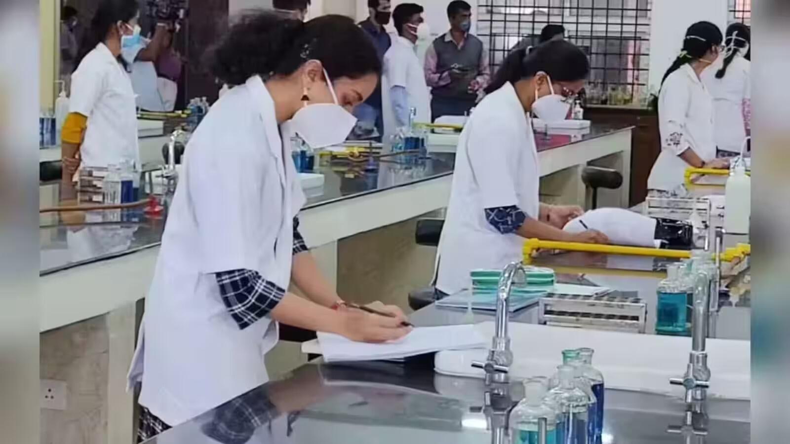 134937621 Over 1,000 MBBS seats in govt colleges open up too late for higher scorers, ETHealthworld