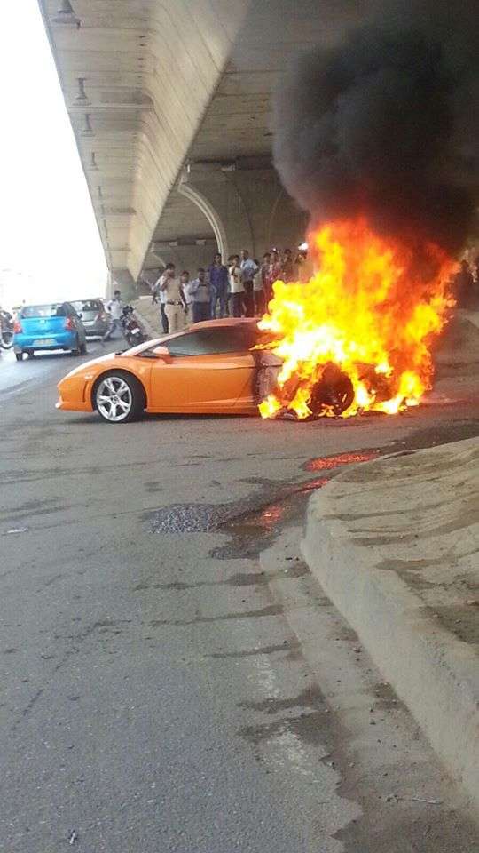 Here's how a  cr Lamborghini burst into flames - There's nothing wrong  with the car except that it's on fire | ET Auto