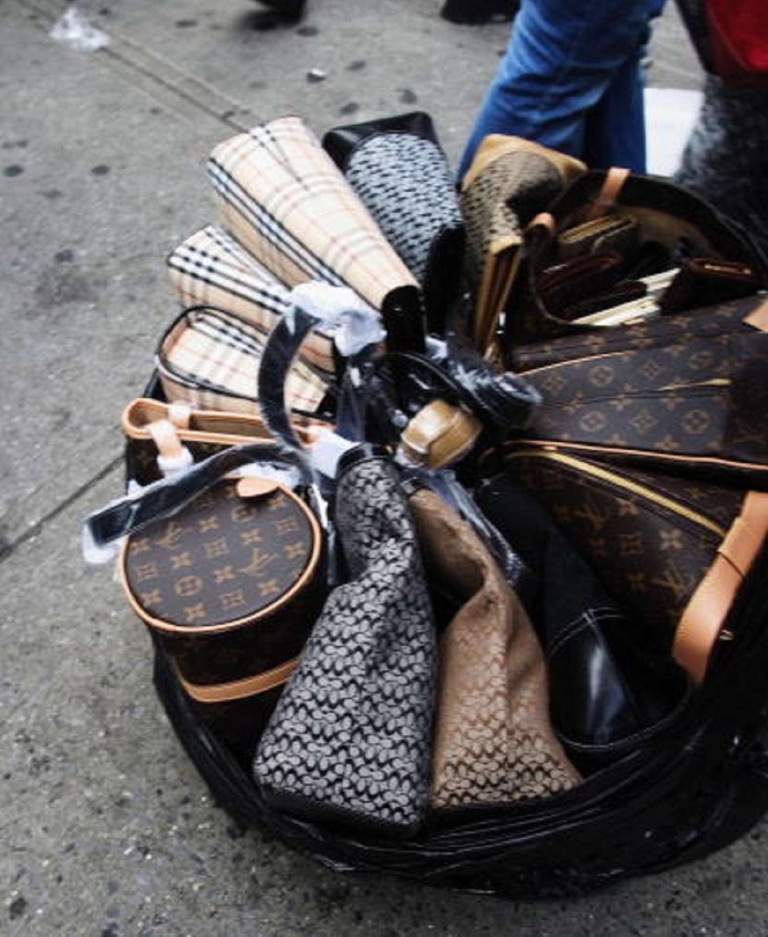 Counterfeiting LV How to recognize fake bag Louis Vuitton