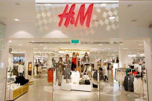 H&M — Warwick Mall