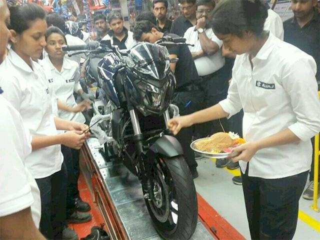 Bajaj Dominar 400 Bajaj Auto Names Its 400 Cc Motorcycle As Dominar 400 Launch On Dec 15 Auto News Et Auto