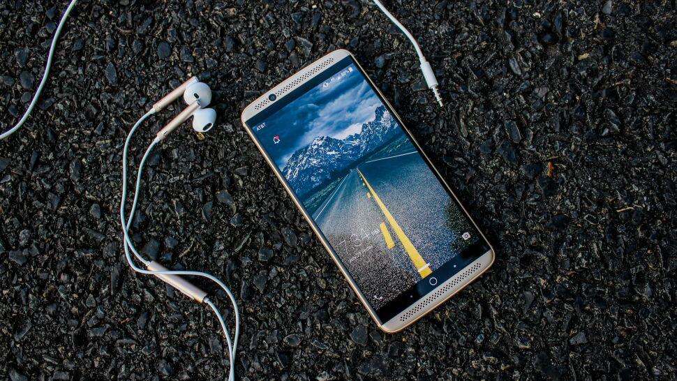 Smartphone makers pile in to exploit Samsung weakness