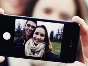 Online giants plan offline push to sell smartphones