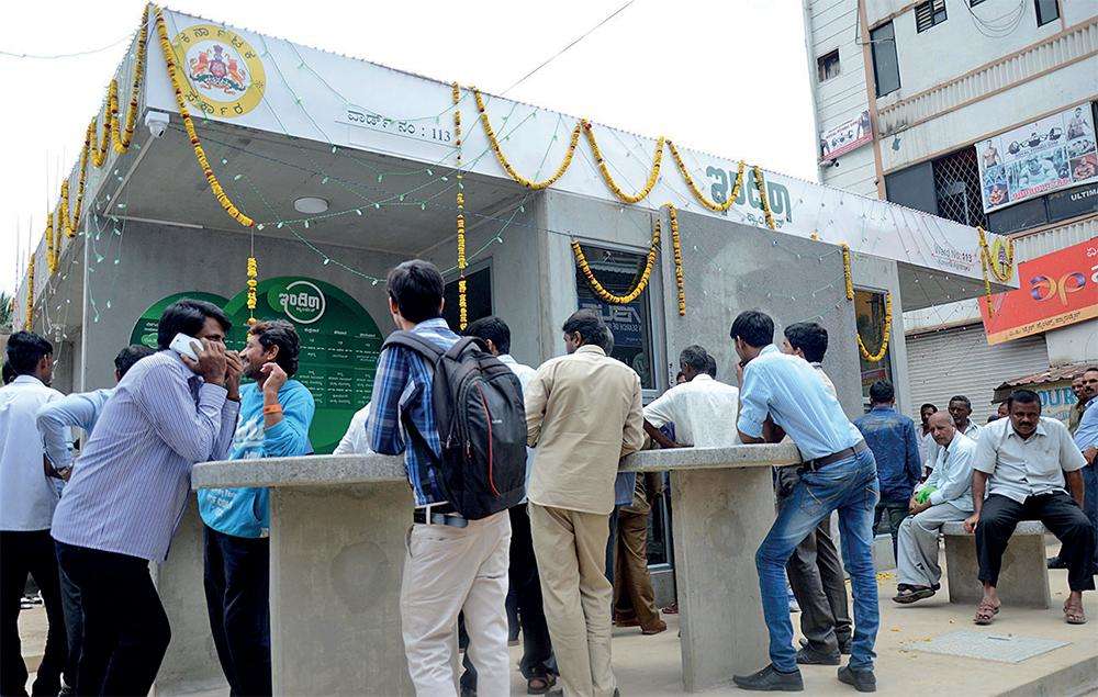 Karnataka CM opens mobile canteens in Bengaluru