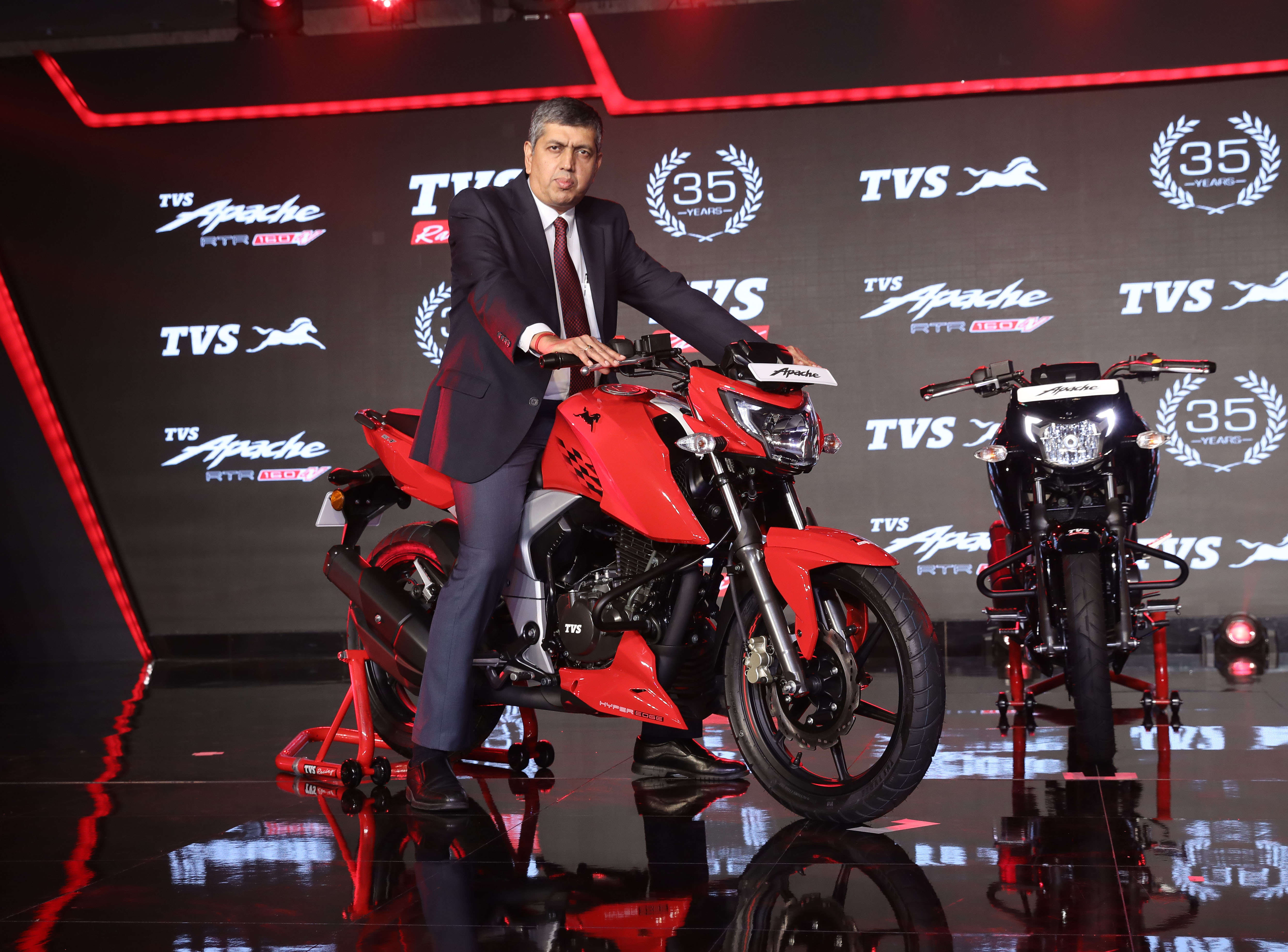 Tvs Motor Company Tvs Motor Launches 2018 Apache Rtr 160 4v At Rs