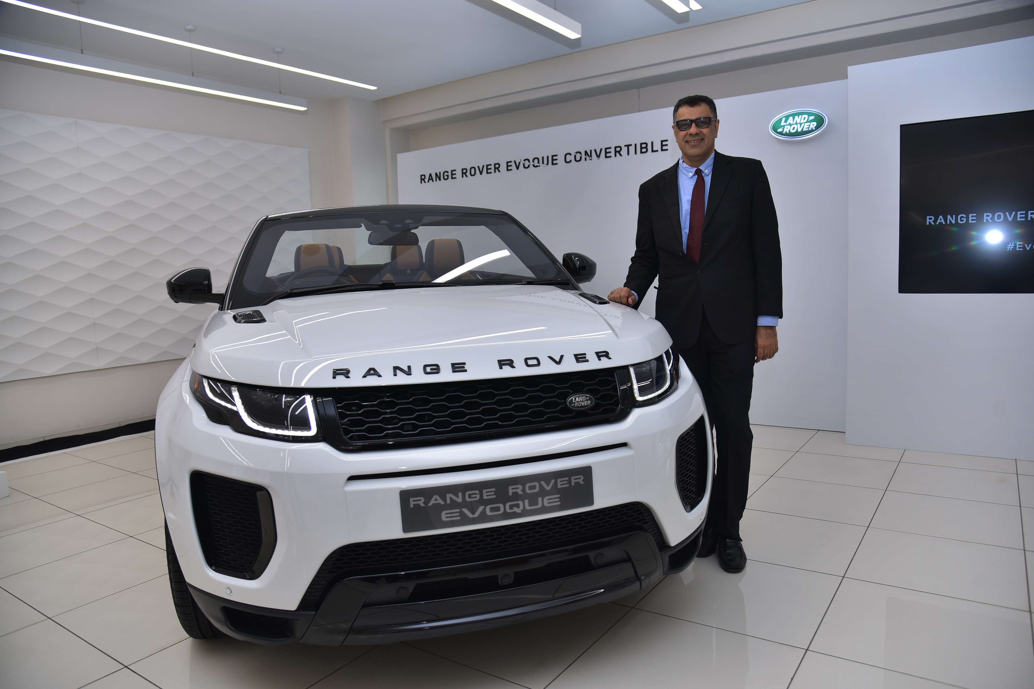 Range Rover Evoque Convertible Land Rover India Launches Evoque Convertible At Rs 69 53 Lakh Auto News Et Auto