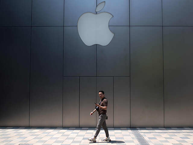 Apple is seeking slightly more than a billion dollars in damages, while Samsung wants a figure closer to $28 million.