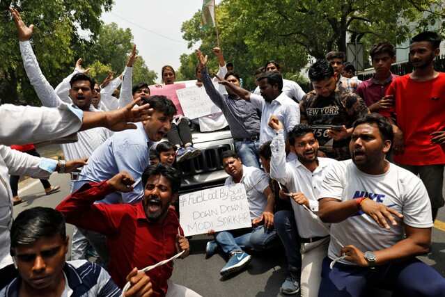 Activists of the Delhi Pradesh Youth Congress shout slogans during a protest against what they say is rise in fuel prices, in New Delhi, India, May 23, 2018. REUTERS/Saumya Khandelwal