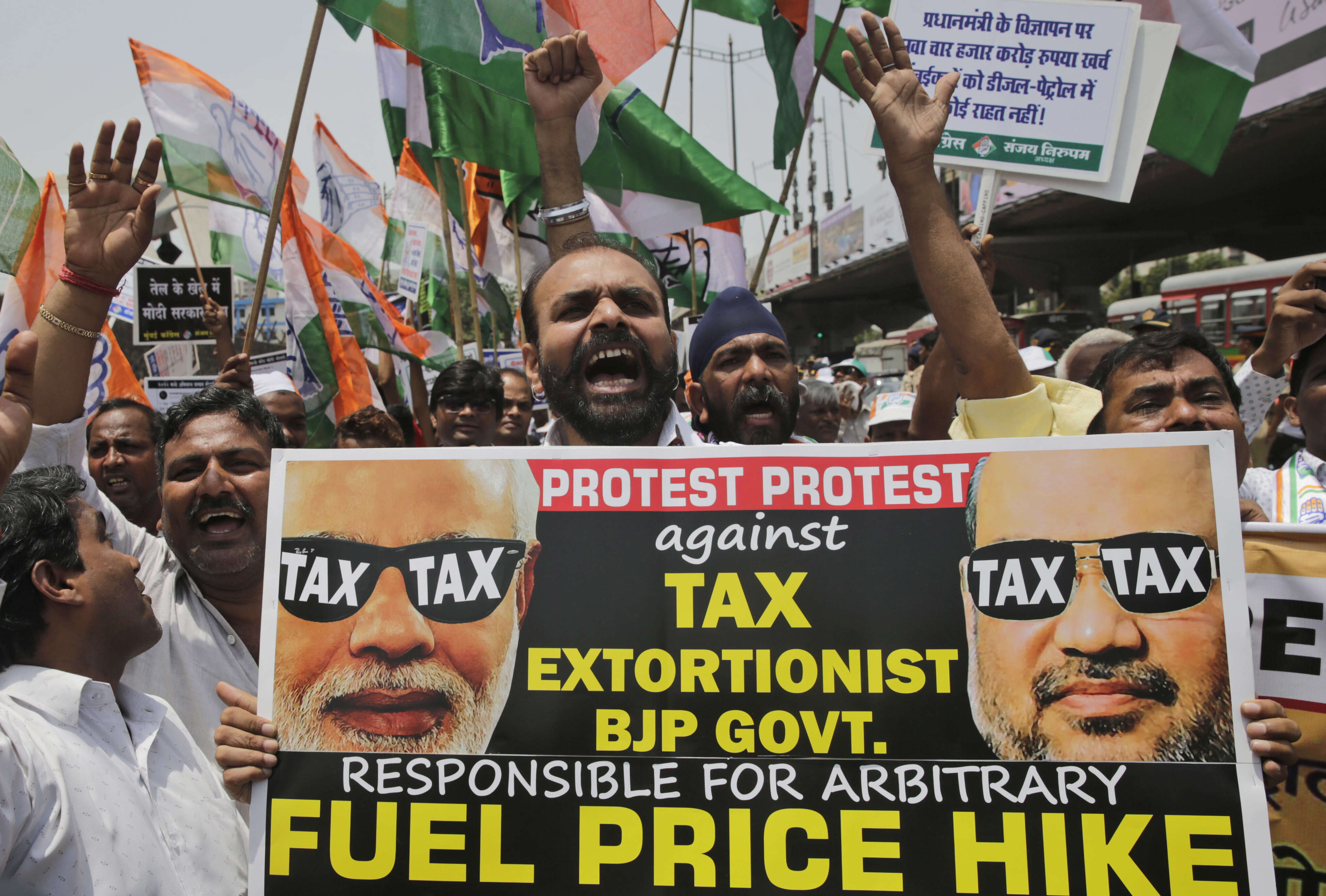 Members of the youth wing of the Congress party shout slogans during a protest against hike in fuel prices in Mumbai, India, Thursday, May 24, 2018. Rising diesel and petrol prices have set off protests across the country.Photo/Rafiq Maqbool)