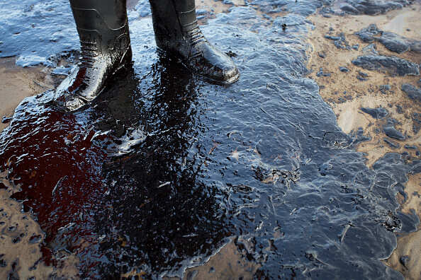 Rotterdam says &quot;considerable&quot; fuel oil spilled in harbour