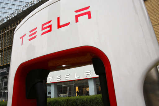 Tesla, others help Puerto Ricans go solar amid power turmoil