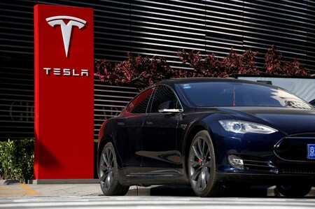 A Tesla car charges at a charging station in Beijing, China, April 18, 2017. REUTERS/Thomas Peter/Files