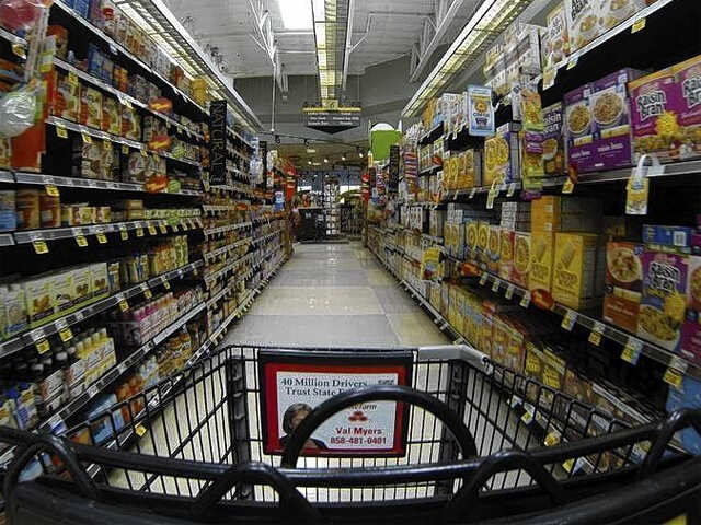 Chasing Amazon, grocers stock up on startups