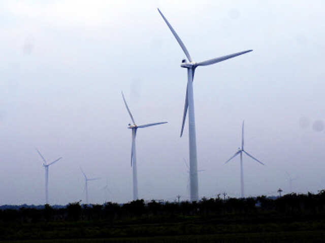 Hybrid wind-solar assets may lower capital costs by 5-7%: Study