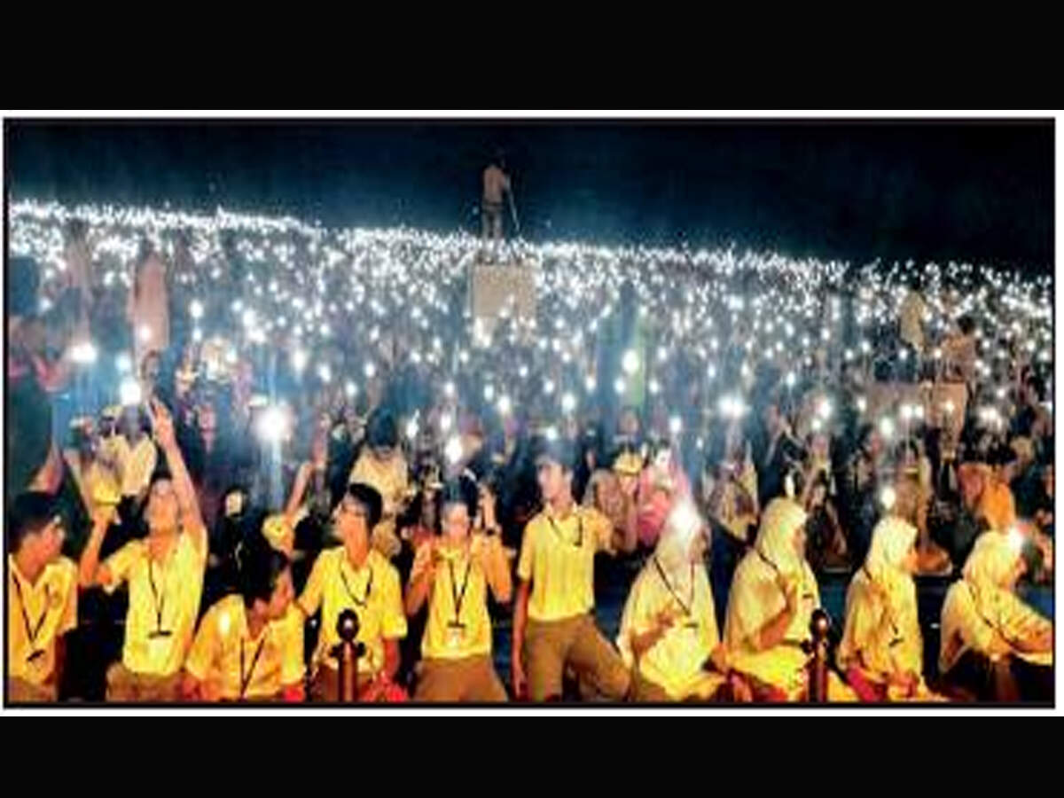 Schoolchildren create over 5,000 solar lamps at IIT-B, light up record books