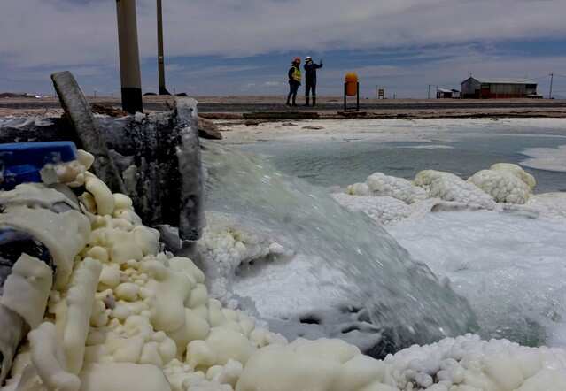 Deposits of lithium brine are seen at the lithium pilot plant of Llipi at the Uyuni salt lake in the Potosi Department, Bolivia November 29, 2017. REUTERS/David Mercado/File Photo