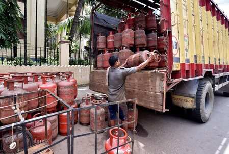 Kolkata: Non-subsidized LPG cylinder rate inches towards Rs 1,000 mark