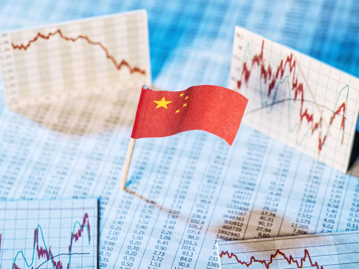 China stocks stumble on oil plunge, mixed data