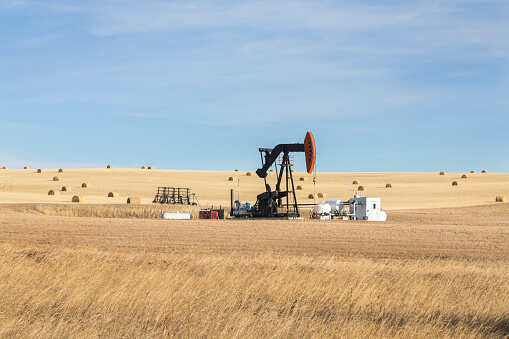 Global oil supply jumps, sending prices lower, says IEA