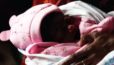 Docs snatch mom-to-be, baby from jaws of death