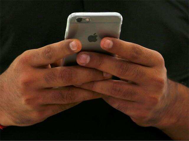 Court orders China sales ban on older Apple iPhones in Qualcomm case