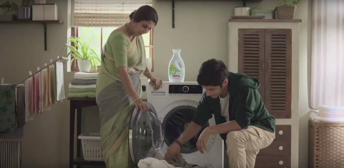 Sheryl Sandberg, COO, Facebook gives a thumbs up to Ariel Sons #ShareTheLoad