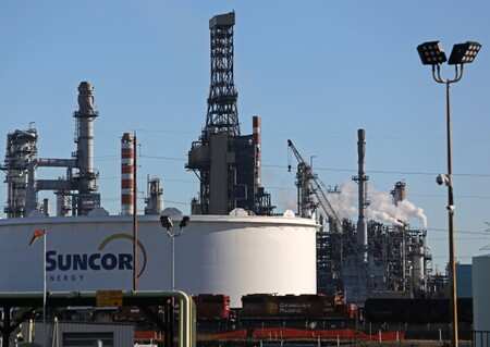 ANALYSIS-Buffett's Suncor bet to revive investor interest in Canadian energy