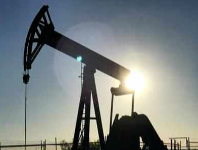 America's shale oil boom on fire even as wildcatters save cash