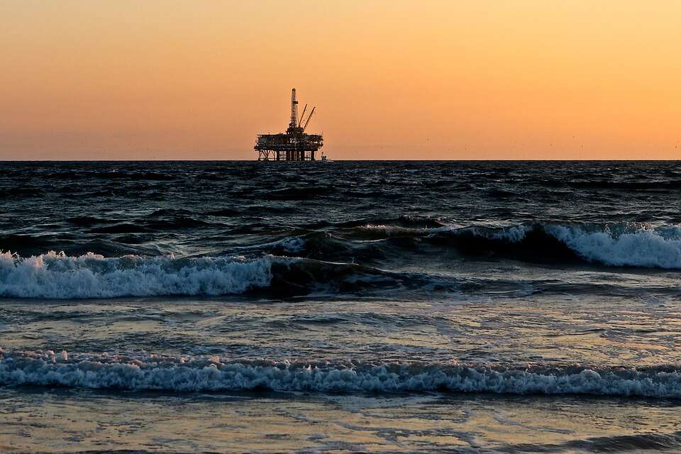 U.S. crude oil output falls in Dec for first time since May: EIA