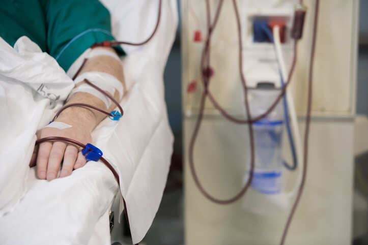 U.S. seeks to cut dialysis costs with more home care versus clinics