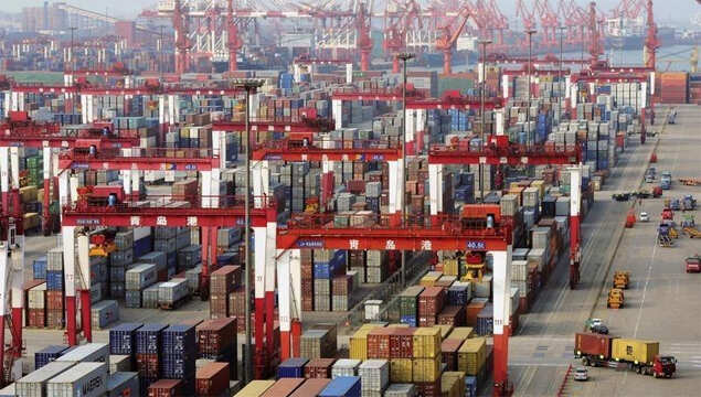 China to slash taxes, boost lending to shore up slowing economy