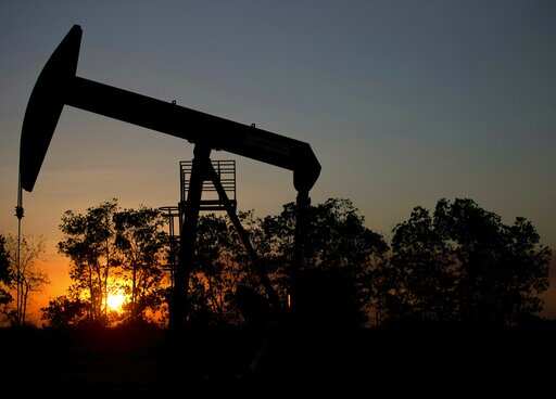 Venezuelans scramble for food and water as oil exports hit by blackout