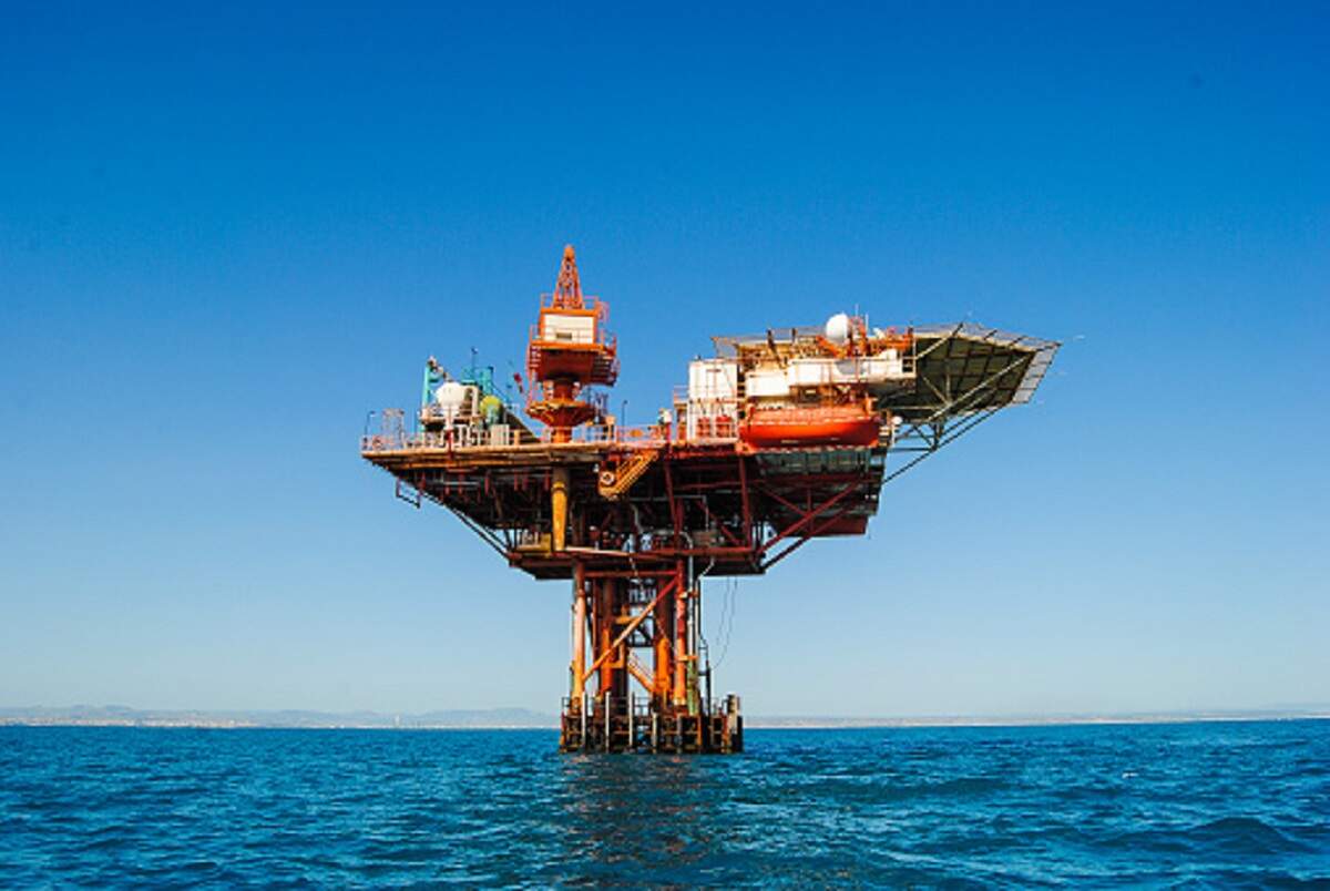 Oil prices extend gains, move further away from five-month lows