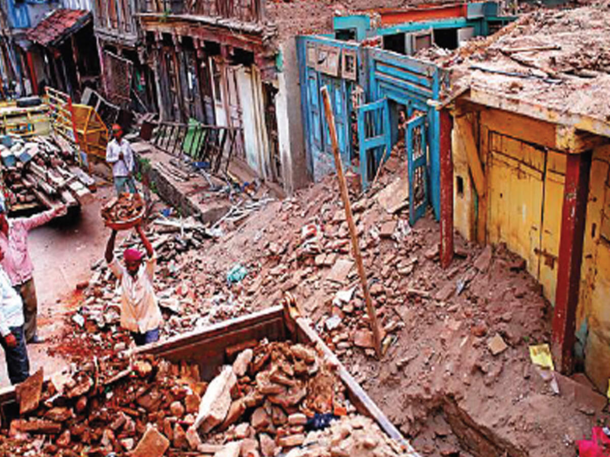 Surat: Lives of hundreds of people in 1,457 dilapidated buildings at risk