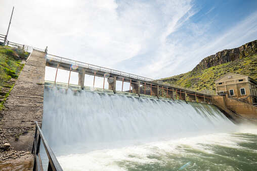 Gujarat, MP spar over power generation