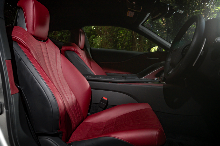 Lexus LC 500h: Comfortable seating