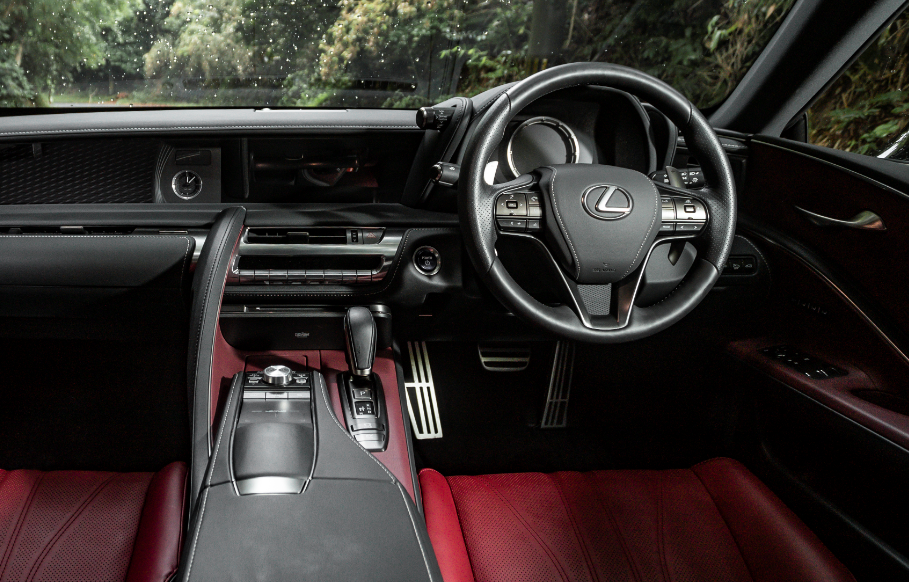 Lexus LC 500h: Features