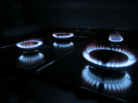 Smart gas cooking seeks to break African cities' dirty charcoal habit