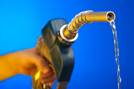 Slowdown enters oil track: Oil consumption, imports decline