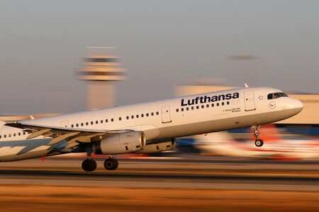 A Lufthansa Airbus A321-100 airplane takes off from the airport in Palma de Mallorca, Spain, July 29, 2018. REUTERS/Paul Hanna/File Photo