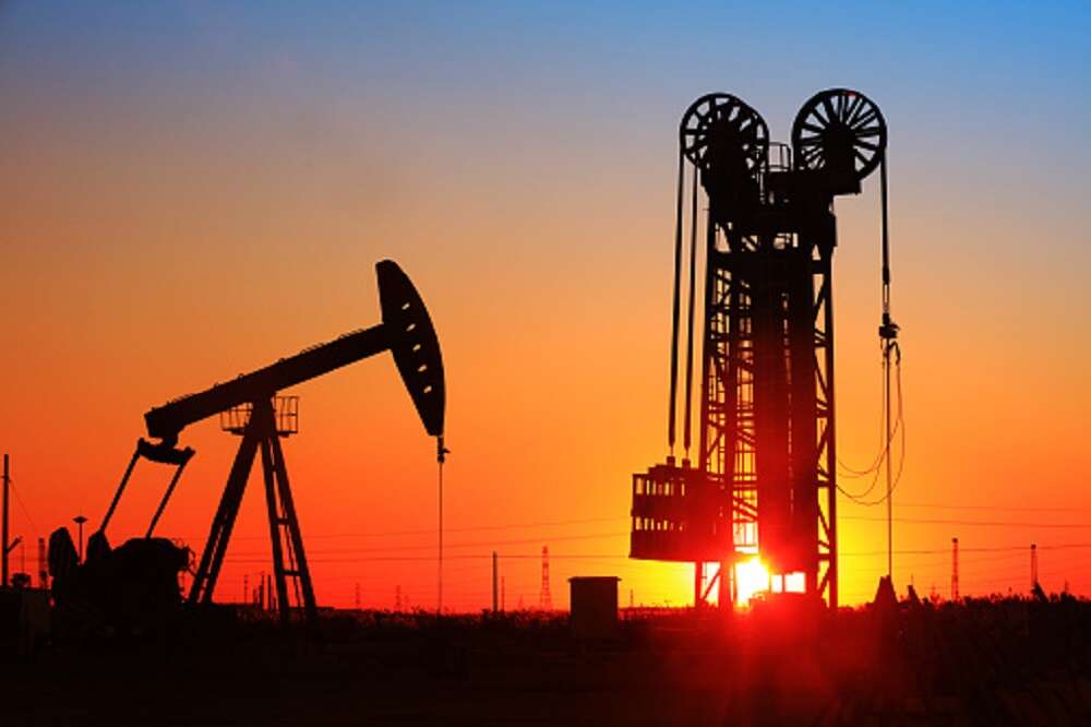 Oil falls as South Korea growth revision highlights trade war impact