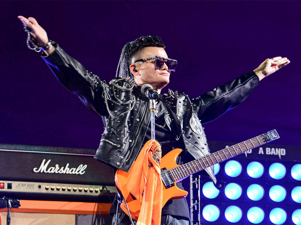 Tearful Jack Ma bids Alibaba farewell with rock star show