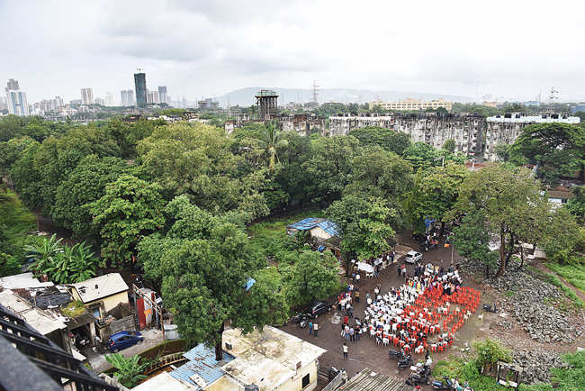 Mumbai: Azad Nagar residents urge BMC to end agreement with East & West Developers