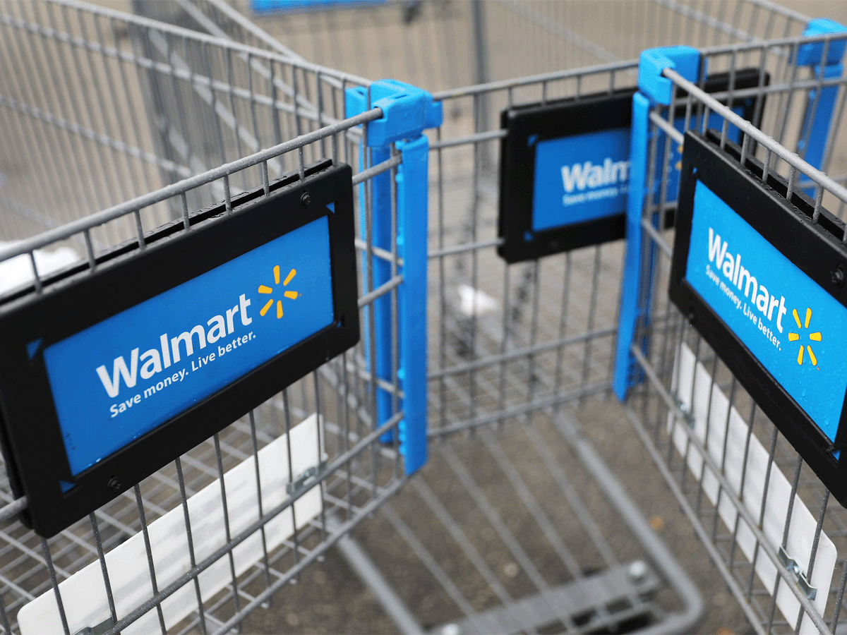 Walmart revises leave policy in face of virus; worker tests
