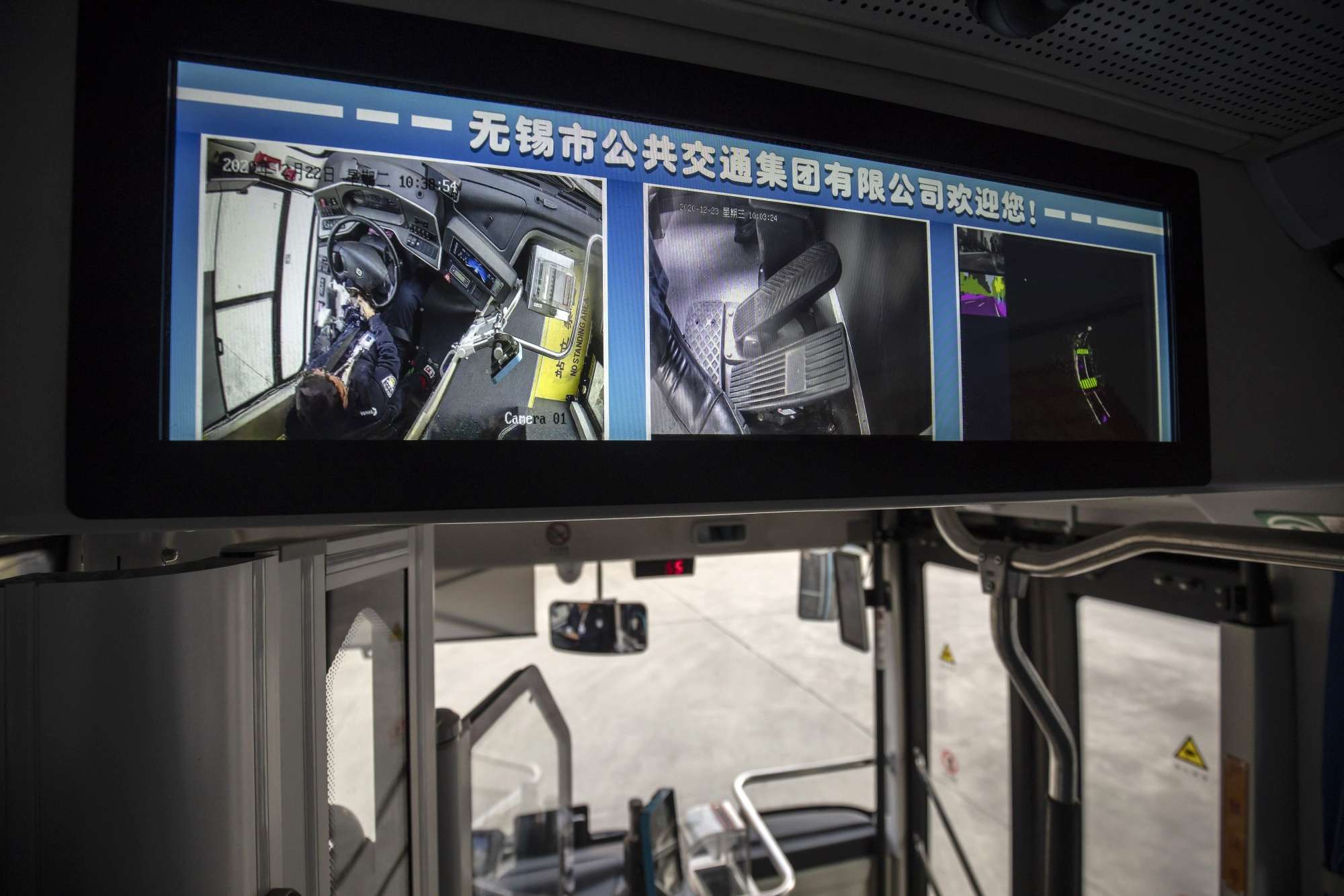At China test site, self-driving bus is guided by surroundings. (Image: Bloomberg)