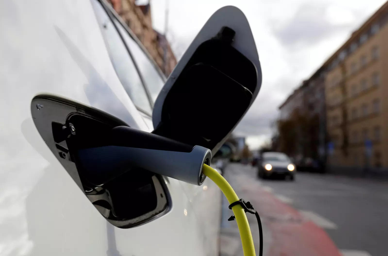 Fleet electrification will make biggest contribution to decarbonise road transport: Study