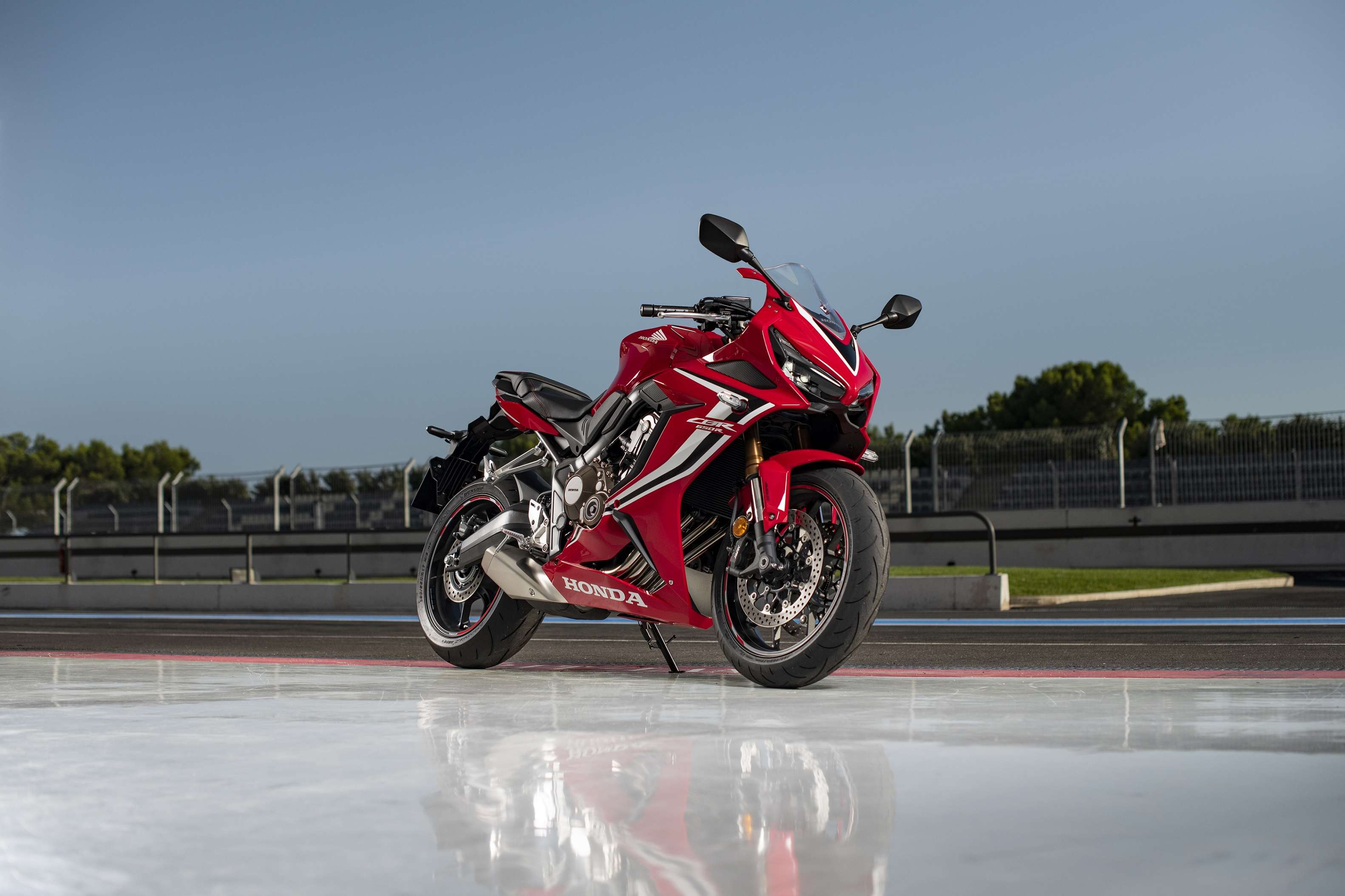 Honda opened bookings today for both the 2021 CBR650R and CB650R at its exclusive premium dealerships – BigWing Topline in Gurugram, Mumbai, Bengaluru, Indore, Kochi and Hyderabad.
