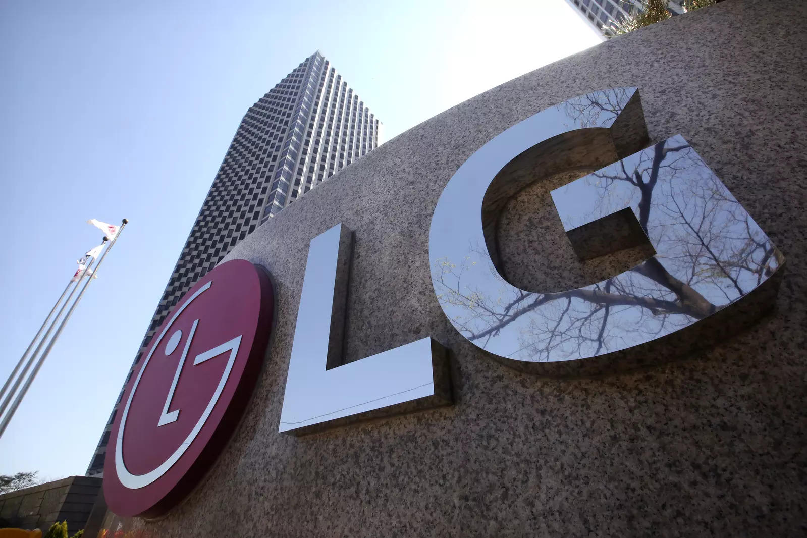     LG, India's largest home appliance maker, has less than 1% share in the Indian smartphone market.  According to mobile industry tracker Counterpoint Researcher, LG gained a share of 0.3% in 2020, which improved slightly from 0.15% in 2019 due to a good performance in the recent festive sale.