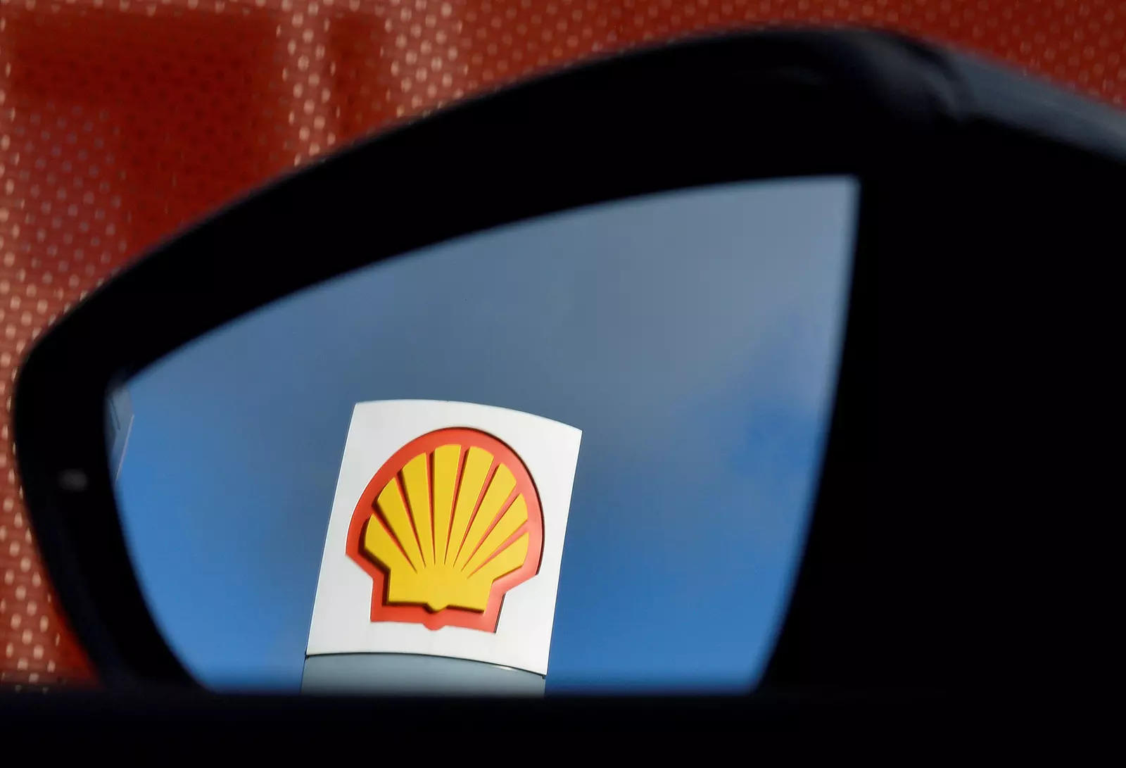Shell flags likely fall in first-quarter fuel sales