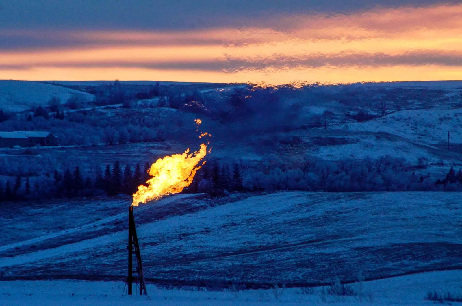 Russian oil producers struggle to contain gas flaring